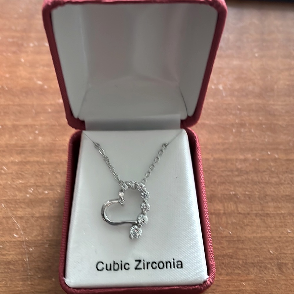 Beautiful NEW necklace never worn.